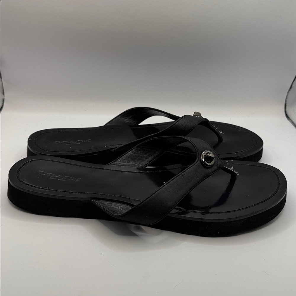Coach Shelly Black Leather Thong Sandals Turnlock Charm Flip Flops Size 7.5B - Picture 6 of 10
